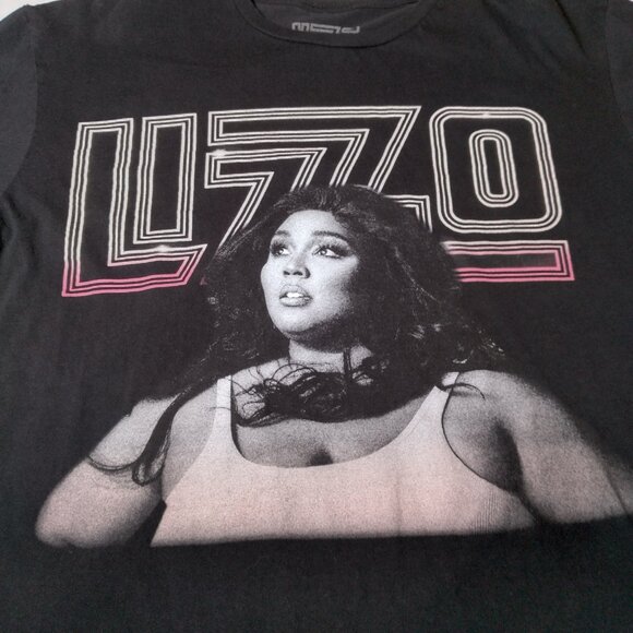Lizzo Shirt XL The Special Tour 2023 Graphic Pop Music Rap Singer Flute Artist - Picture 1 of 8